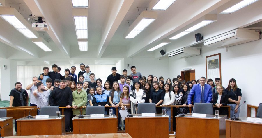 TRABAJO EN CONJUNTO.  Los concejales y los estudiantes desarrollan de manera unica y mancomunada los proyecto que serán tratados en las sesiones.