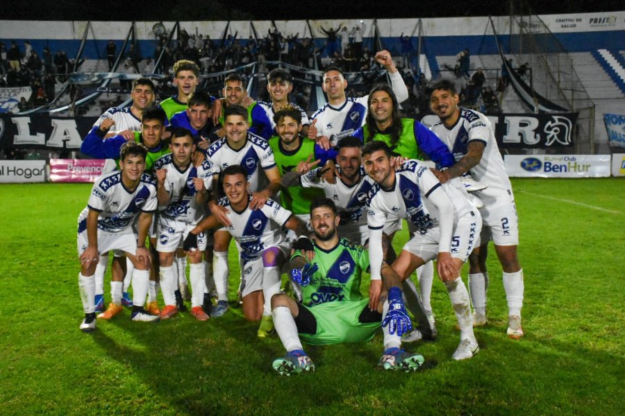 FESTEJO Y DESAHOGO. Los jugadores de Ben Hur celebrando tras ganarle a Defensores de Villa Ramallo.