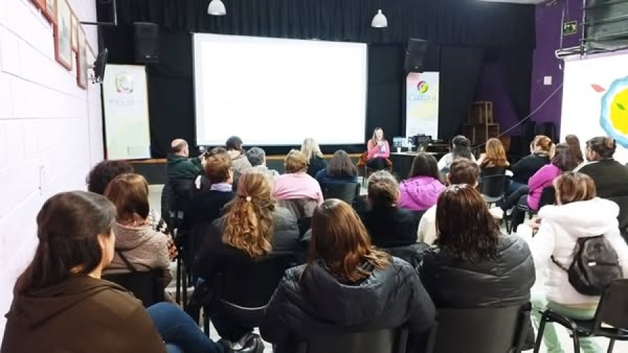 La disertación convocó una nutrida presencia de oyentes.