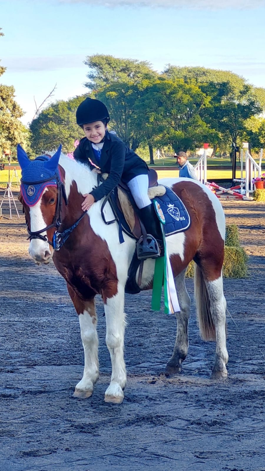 Juana Mendoza montando a Neón, campeona en 50cm. Iniciados.