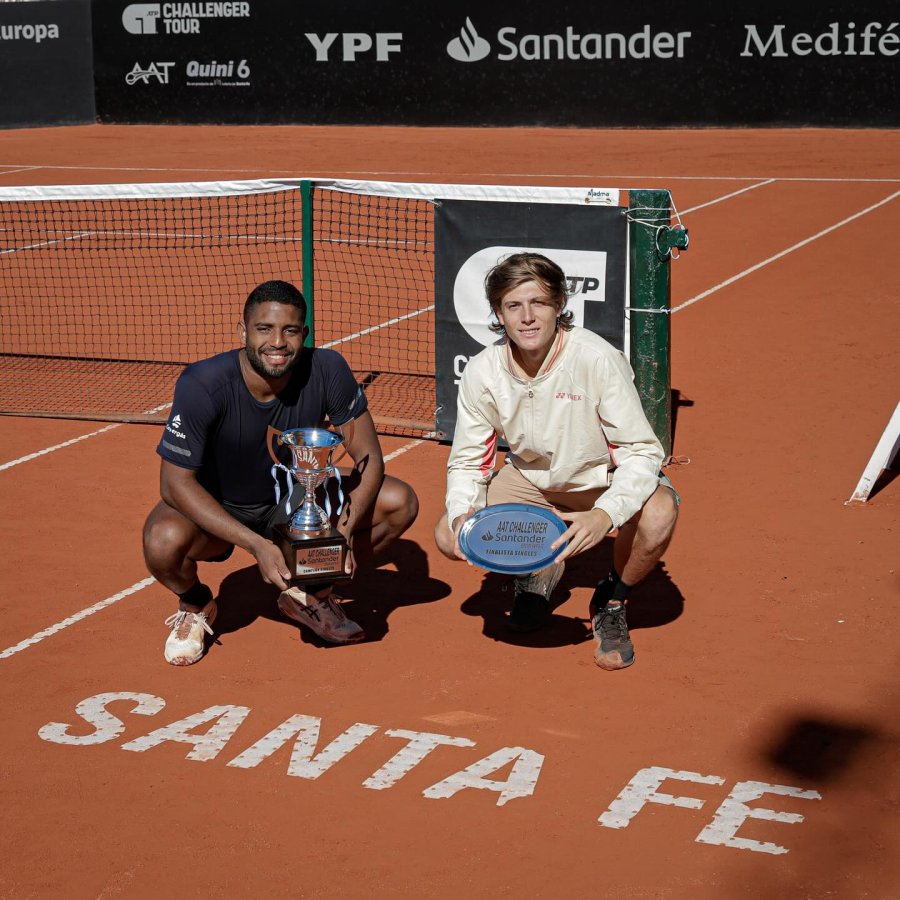 PREMIACION. El campeón y subcampeón con sus trofeos.