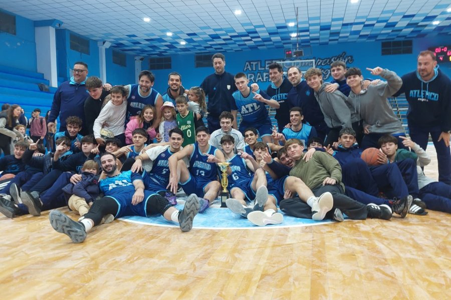 DE PLATA. El festejo de los jugadores y cuerpo técnico de la Crema.