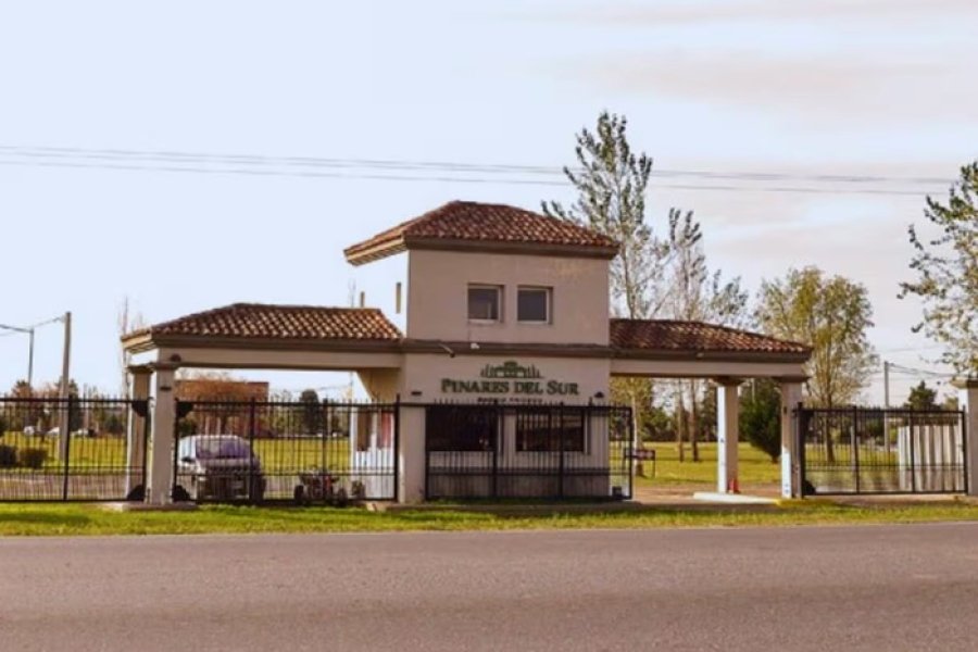 El ingreso al barrio privado Pinares del Sur, en Piñero.