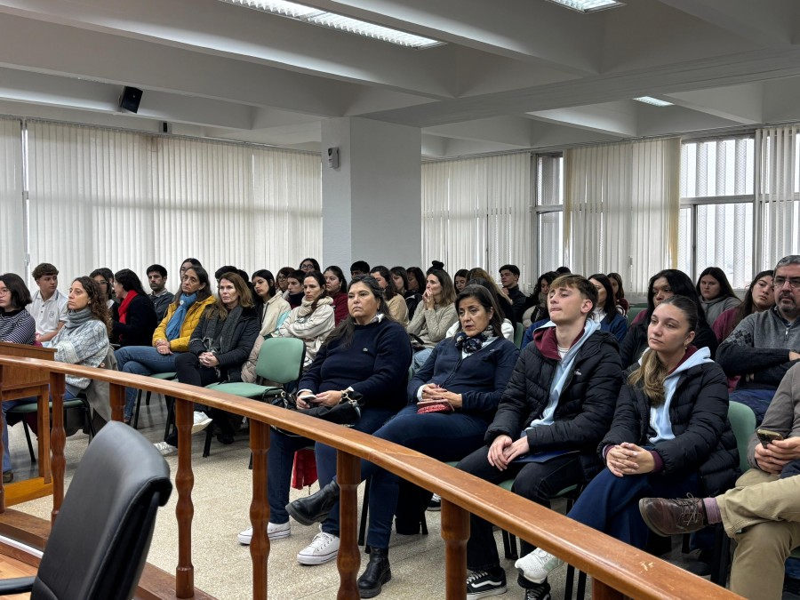 El Concejo Municipal continúa desarrollando iniciativas, propuestas para conectarse y estar cerca de toda la ciudadanía, en este caso, de los estudiantes secundarios.