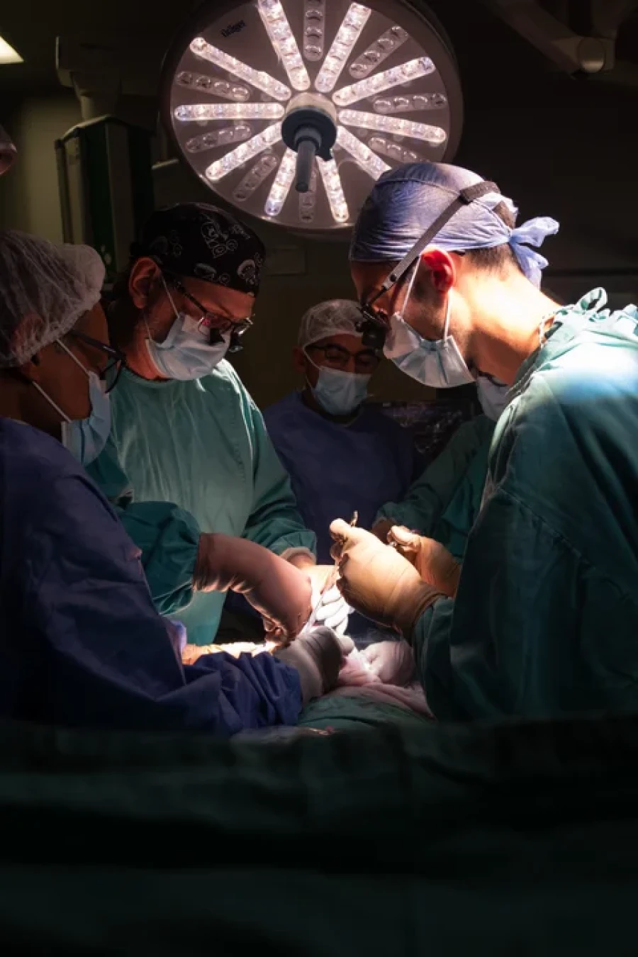 La operación duró casi cuatro horas y requirió altísima precisión quirúrgica.