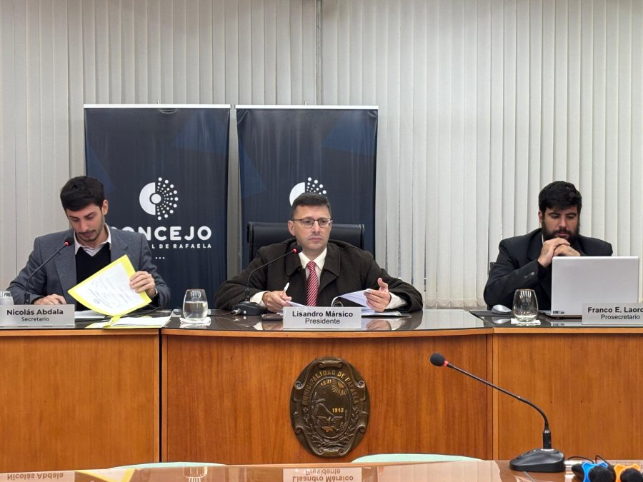 El presidente del Concejo al encabezar la sesión extraordinaria de este martes.