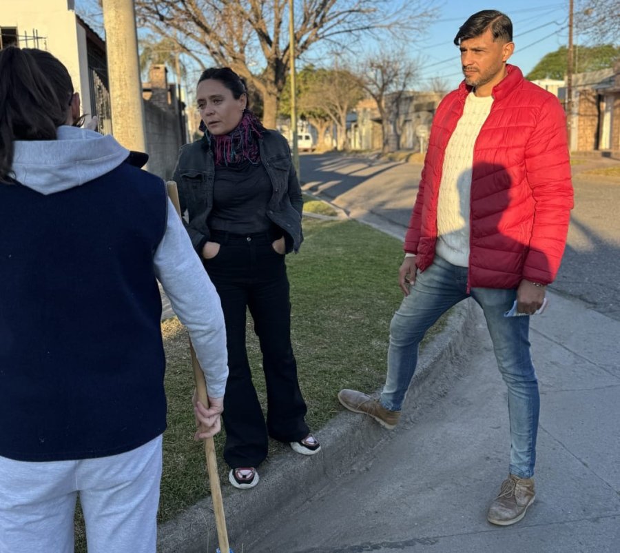 Vale Soltermam y Maxi Postovit durante una de las recorridas por distintos barrios de Rafaela.