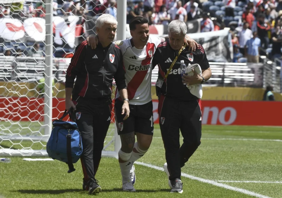 BAJA SENSIBLE. El delantero de River al dejar el campo en el partido del martes.