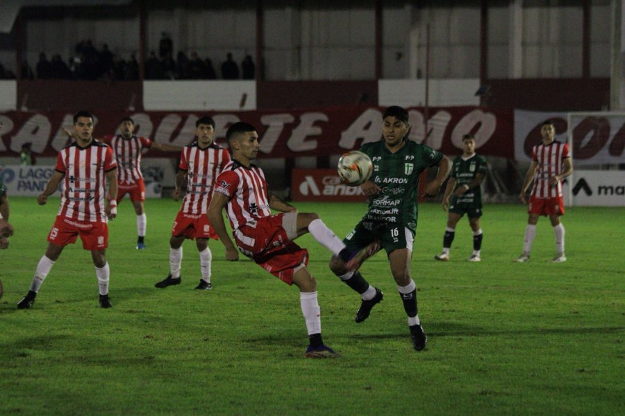 CERCANO. El partido que jugaron 9 de Julio y Sportivo Belgrano hace pocos días en Rafaela.