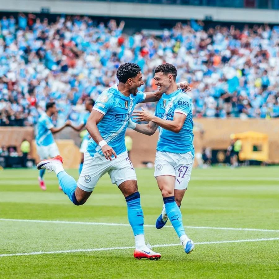 COMODO. El equipo inglés no tuvo problemas en el debut.