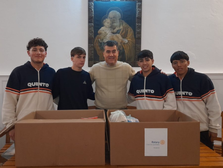 Fernando Peralta junto a estudiantes del San José.