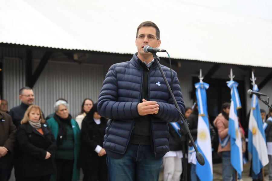 DISCURSO. “Es uno de los actos que más espero y que más me gusta porque hacer la promesa a la Bandera significa comprometernos a ser mejores ciudadanos", expresó el intendente.