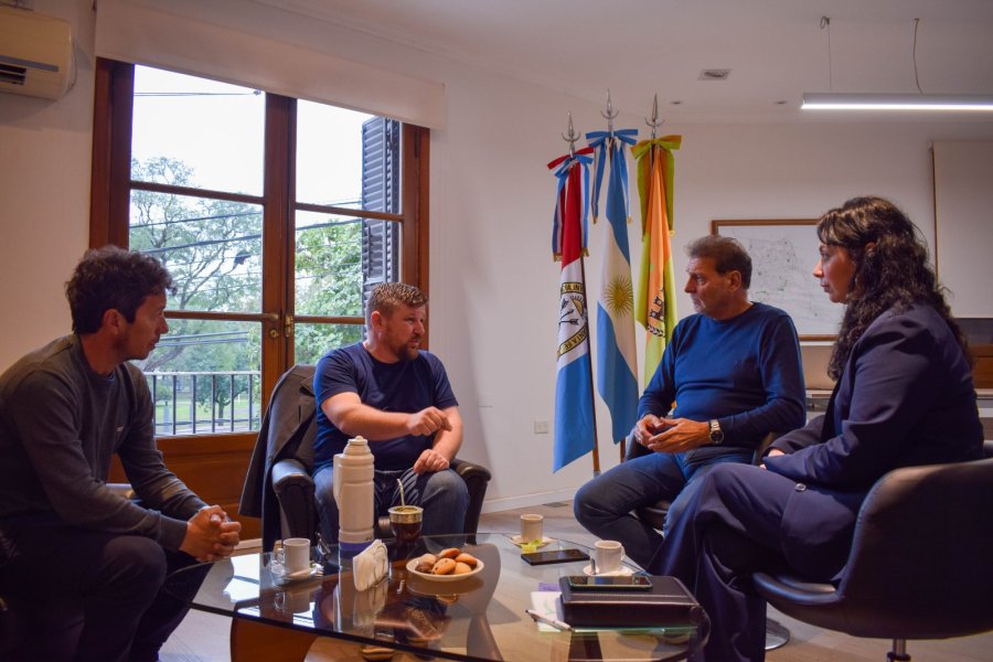 REUNION. Pablo Pinotti, en intendente de Sunchales, junto a Darío Cocco, el secretario general del SEOM junto a otros representantes.