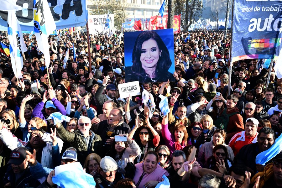 CRISTINAZO EN PLAZA DE MAYO. La ex presidenta grabó un mensaje que fue reproducido para la multitud que se juntó en la marcha.