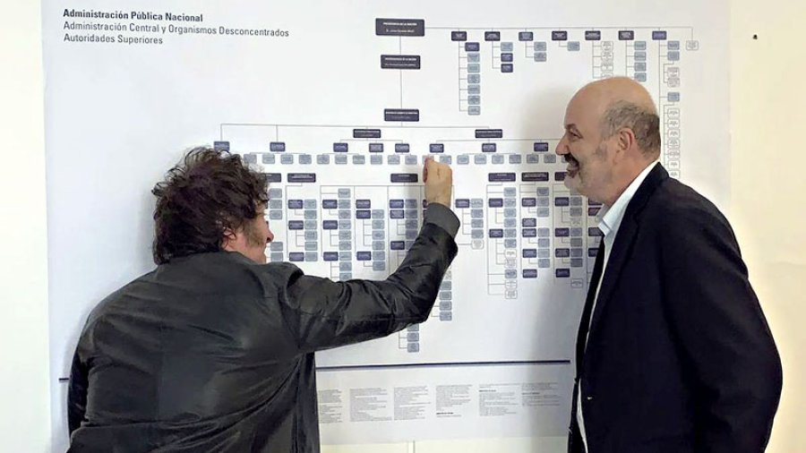 REDUCIR EL GASTO PUBLICO. Por decreto, el Gobierno fusionó dos organismos clave y transformó el Instituto Nacional del Agua.