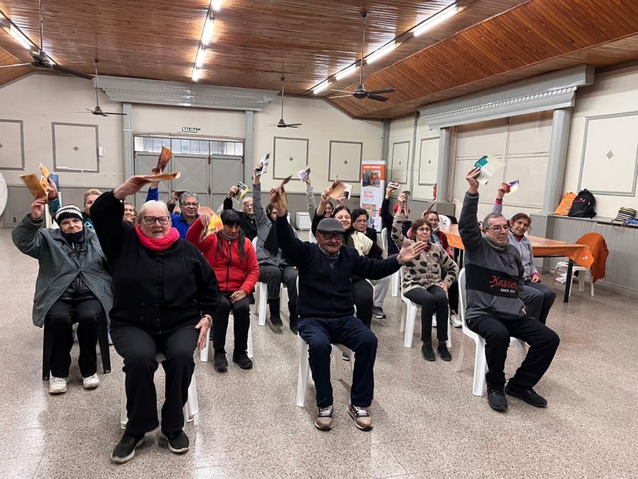 los adultos mayores durante una de las actividades propuestas.