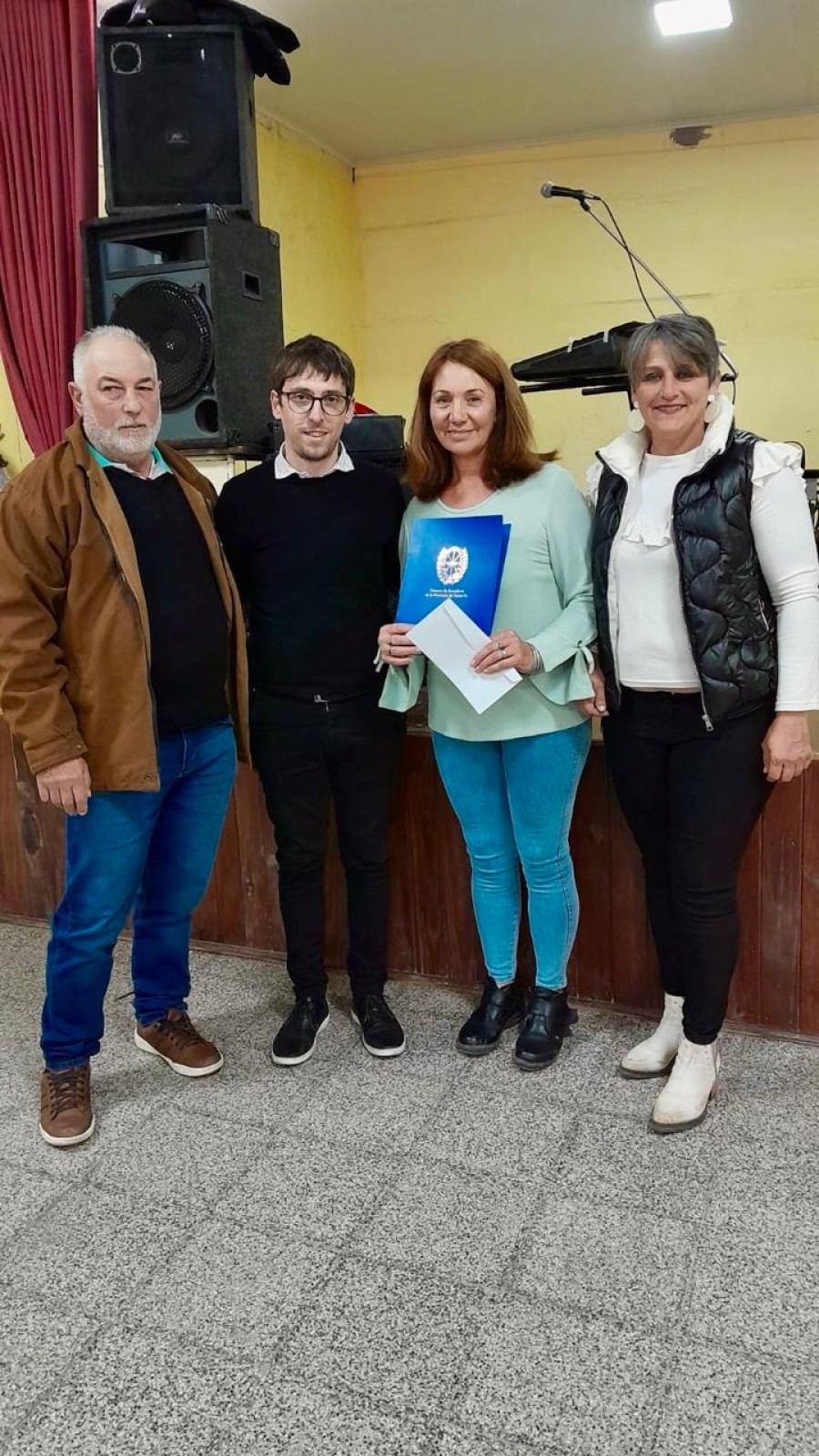 EN EL FESTEJO. Las autoridades locales junto al representante del legislador.