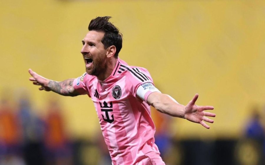 GRITO DE GOL. Messi marcó de tiro libre.