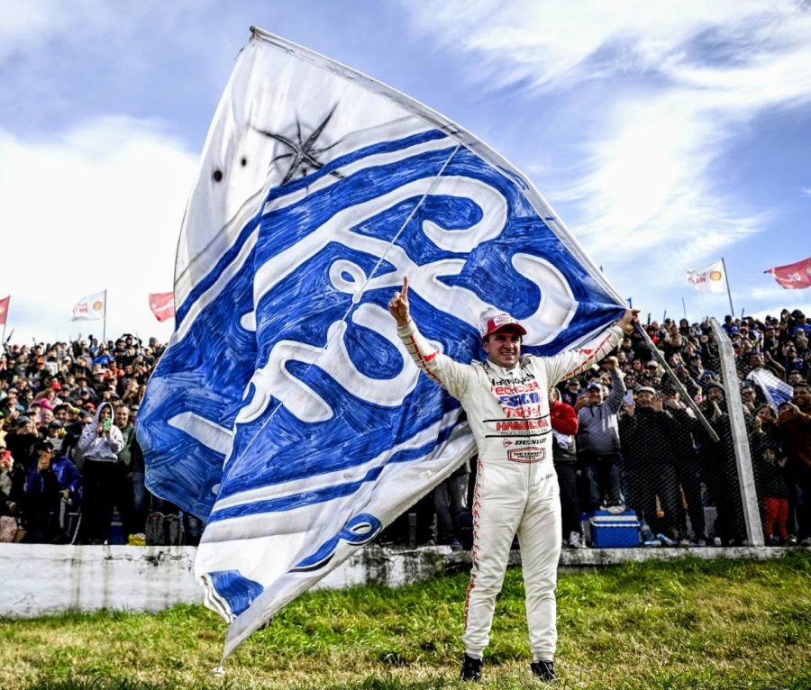 MARIANO WERNER. Festejando en el "Oscar Cabalén".