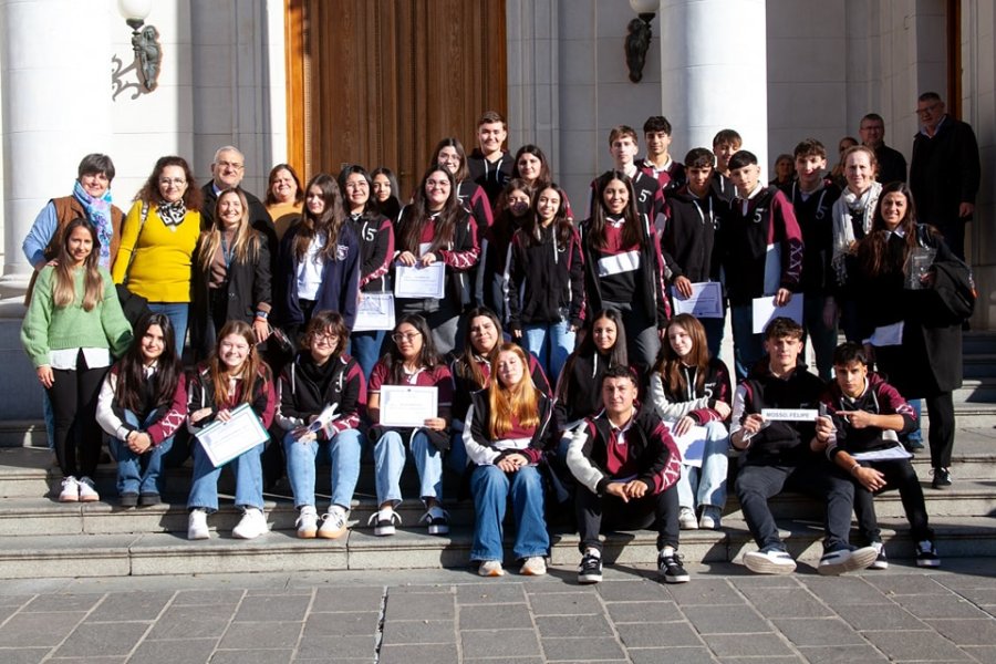 El grupo junto al senador Calvo frente a la Legislatura.