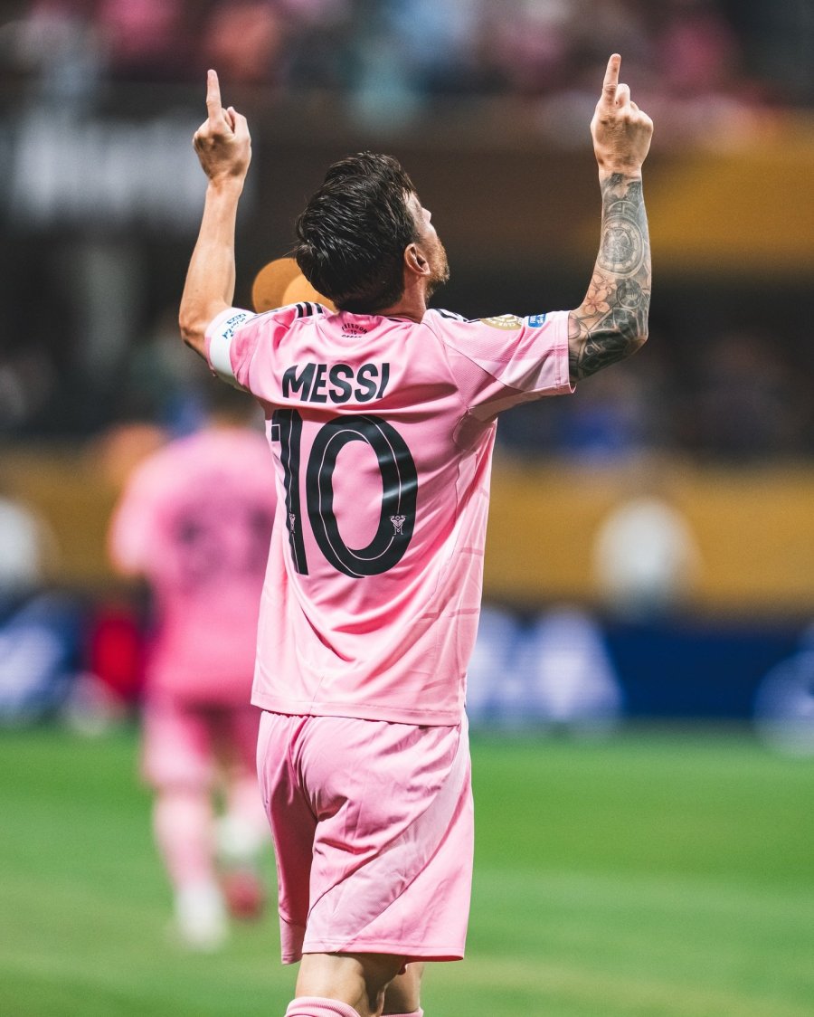 LIONEL MESSI FESTEJANDO SU GOLAZO ANTE PORTO