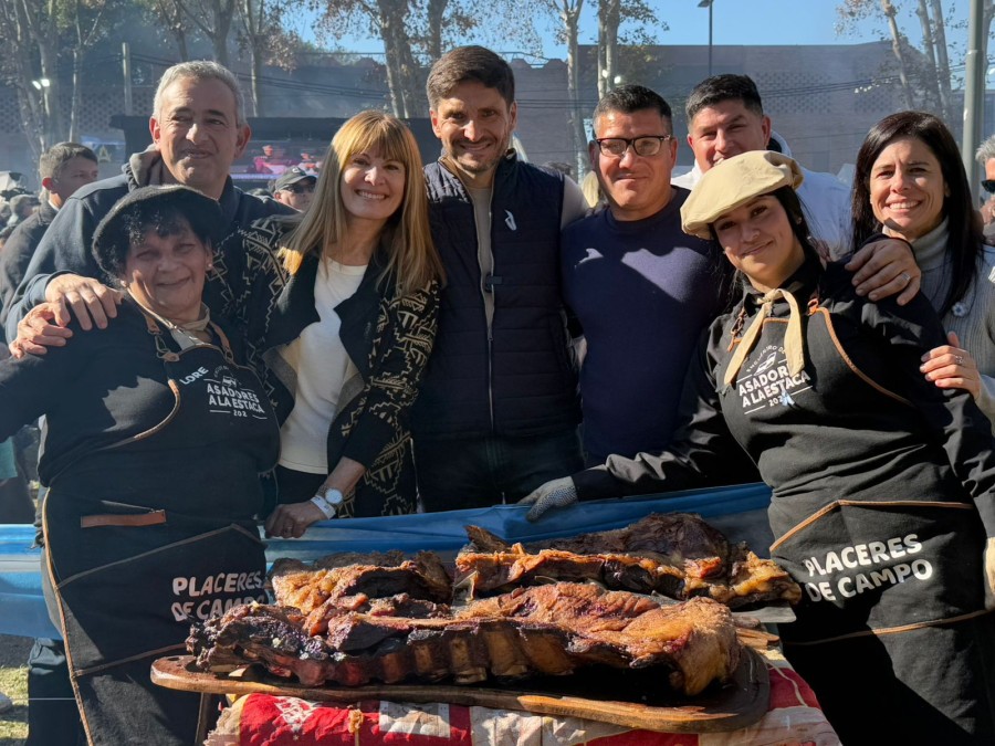 El gobernador Maximiliano Pullaro recorrió las ferias que dan marco a esas actividades.