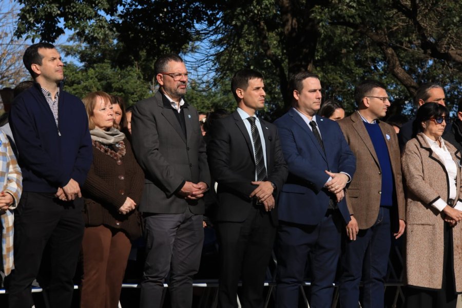 ACTO. El intendente Leonardo Viotti, acompañado por autoridades y representantes de instituciones locales, tuvo a su cargo el izamiento de la enseña nacional.