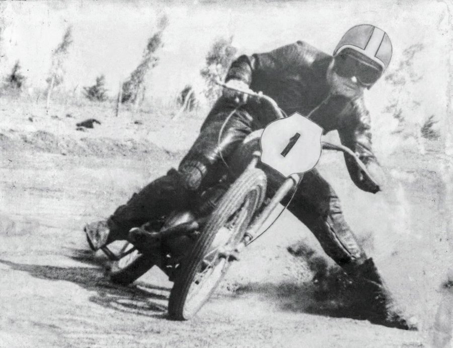 René Heidegger y su inconfundible estilo sobre una moto.
