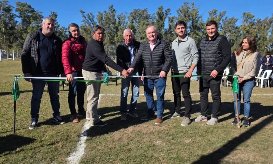 Las autoridades en el corte de cintas.