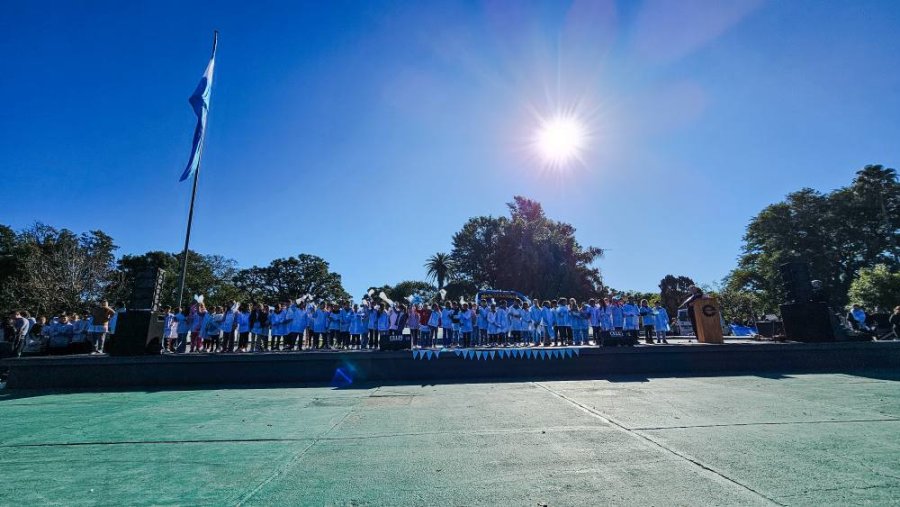 los escolares hicieron su promesa de lealtad al pabellón Pstrio.