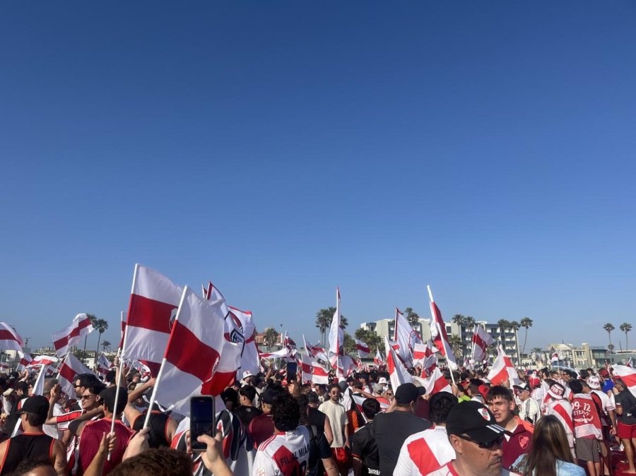El Banderazo de River en Venice Beach.