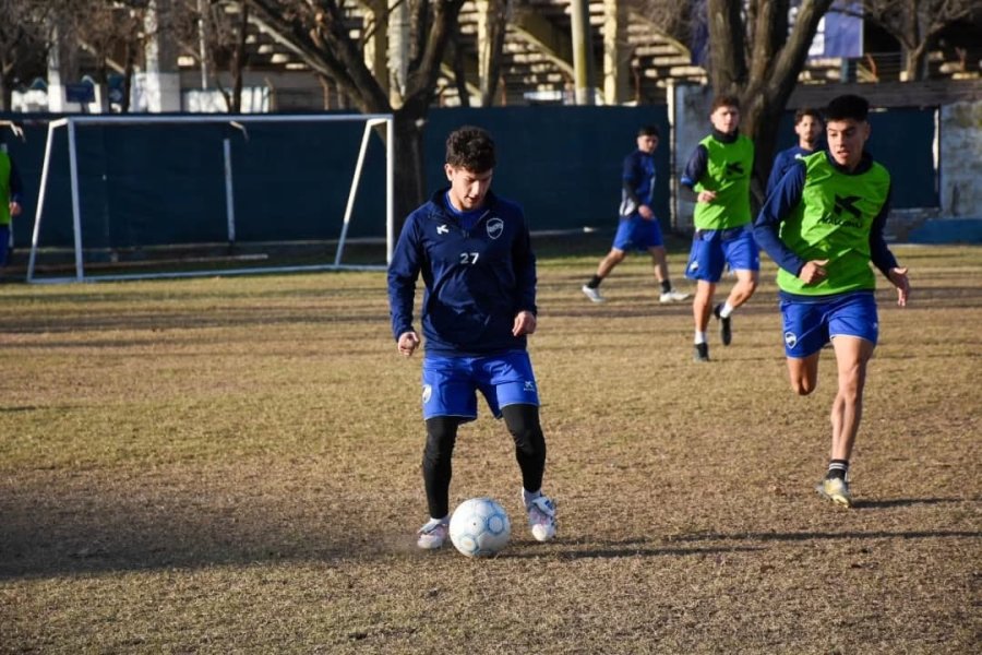 LATERAL. Lucio Urquía es una buena opción con sus proyecciones por la derecha.