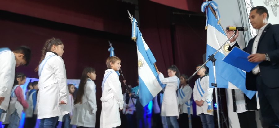 Marcelo Lind, titular de la Comuna, toma la promesa de lealtad a la Bandera a los alumnos moisesvillenses.