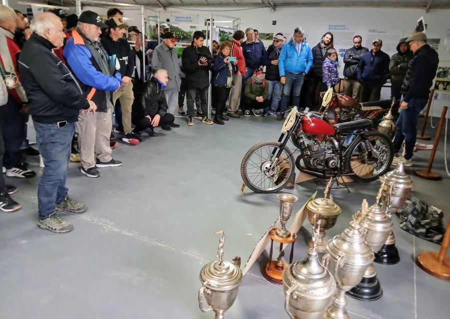 Las motos de los hermanos Ghirardotti y algunos de los trofeos logrados por Heidegger.