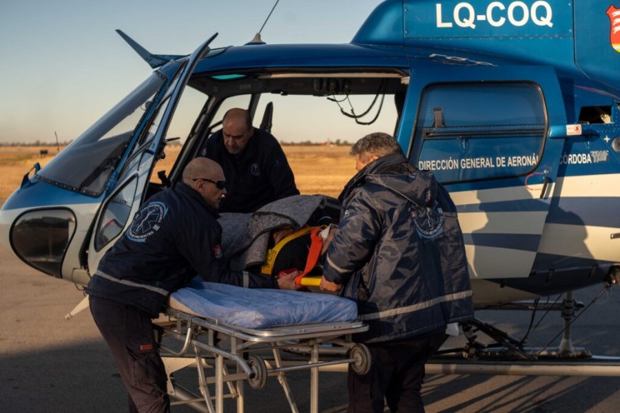 Personal de emergencias asiste al turista de San Nicolás en las inmediaciones del Champaquí.