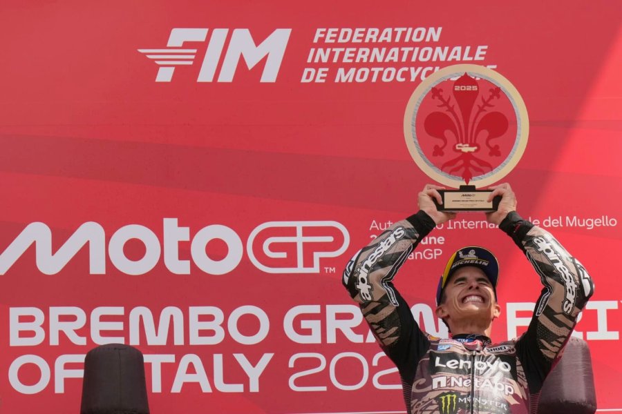 Marc Márquez festejando su victoria en el podio de Mugello.