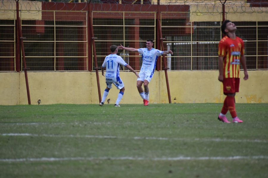 RESPONDIO DESDE EL BANCO. Leinecker anotó los dos goles de la Crema.