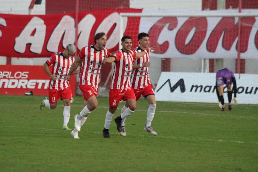 GOLAZO. El festejo de Alex Salcedo y sus compañeros.