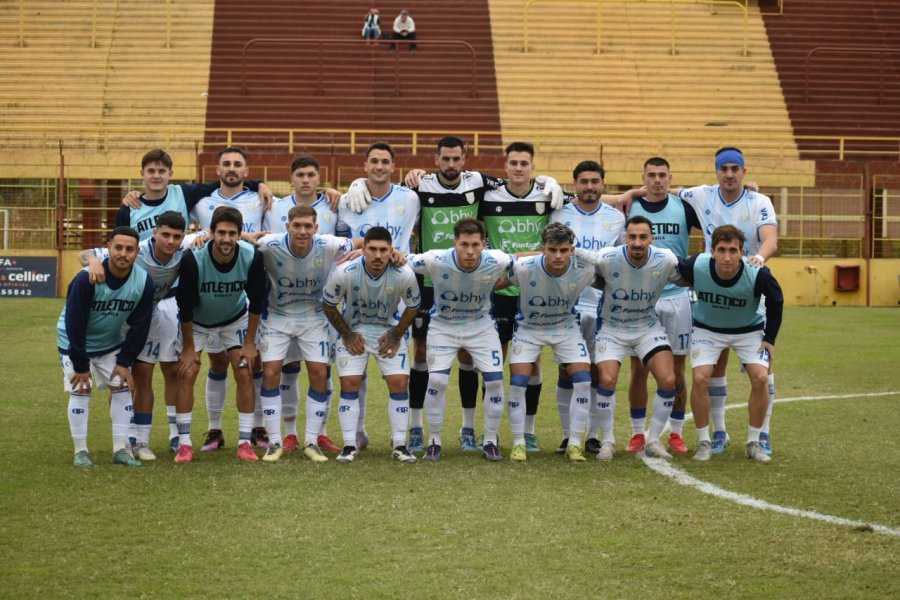 TODOS JUNTOS. Titulares y suplentes de la Crema antes de arrancar el partido.