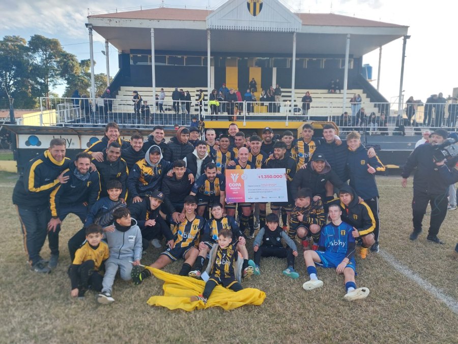 FESTEJO. El elenco sunchalense con el cheque de 1.350.000 pesos como premio.