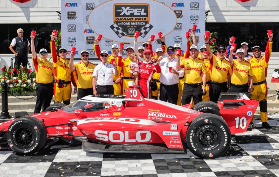 Alex Palou festeja su triunfo con el equipo Chip Ganassi Racing.