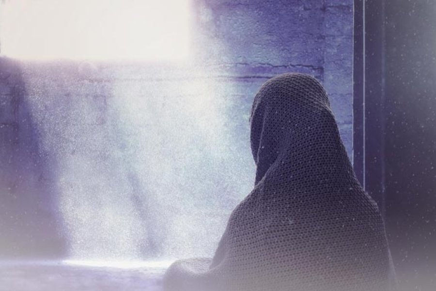 En algunos países, la situación de la mujer está vinculada a su esposo, de forma que cuando éste muere la viuda ya no tiene protagonismo en la sociedad.