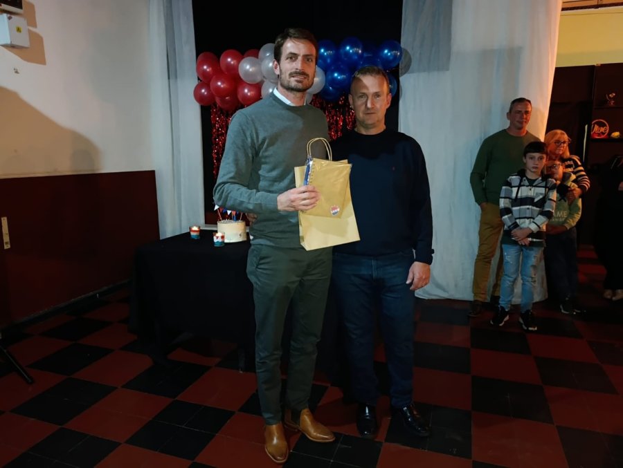 En nombre de la comunidad el Intendente entregó un presente.