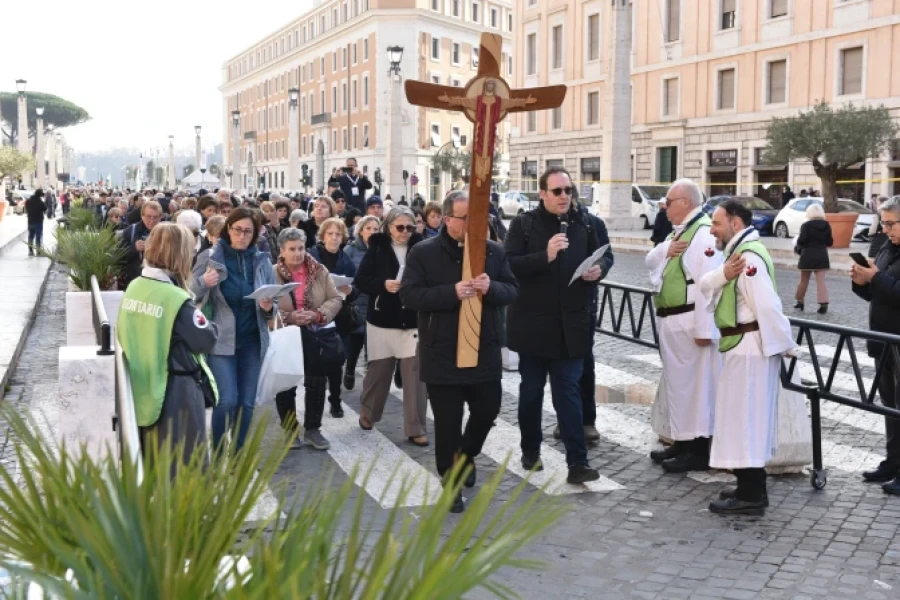 Los voluntarios templarios ayudan a los peregrinos que llegan a Roma durante el Jubileo.