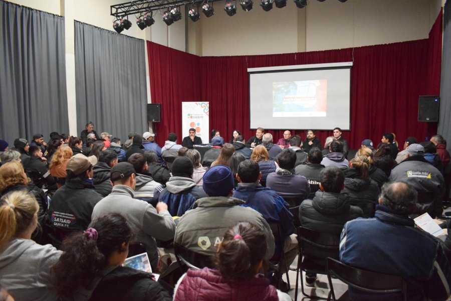 NUEVA ETAPA. Más de un centenar de trabajadores participaron de este primer encuentro informativo que se desarrolló en la ciudad de Sunchales.