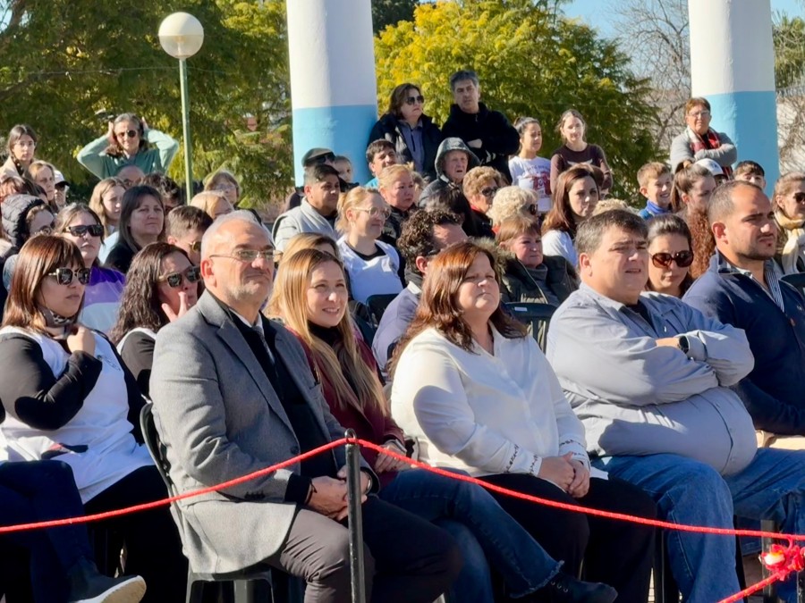 las autoridades durante la ceremonia.