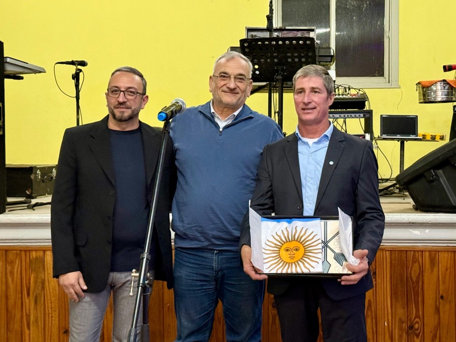 El instante de la entrega de Banderas.