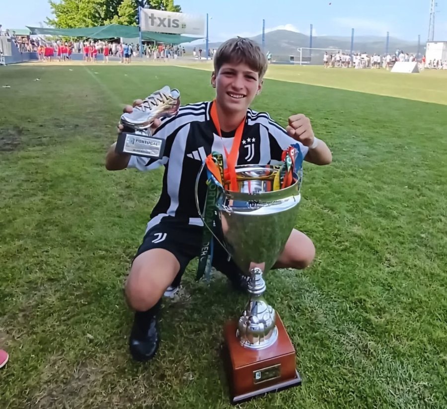 FILIPPO AMADÍO CON LA COPA GANADA EN PORTUGAL DONDE TAMBIÉN FUE GOLEADOR CON JUVENTUS