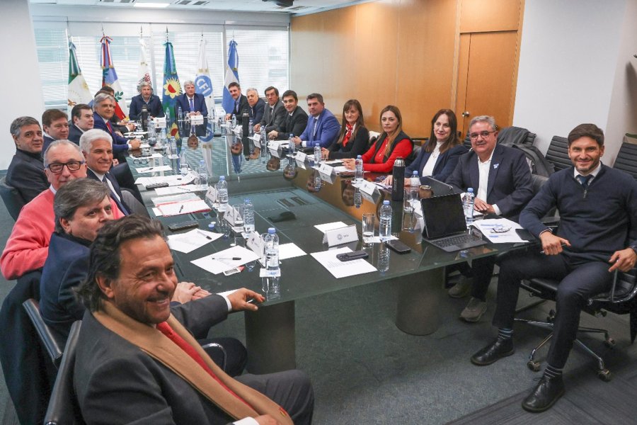Los gobernadores, entre ellos el santafesino Maximiliano Pullaro, durante la reunión en el CFI.
