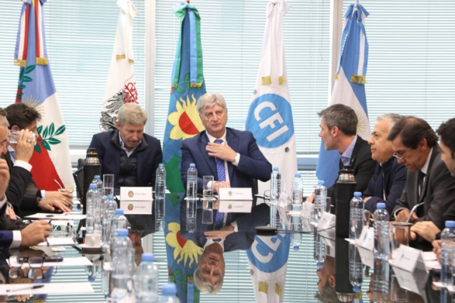 Rogelio Frigerio (Entre R&iacute;os) y Sergio Ziliotto (La Pampa) en la cabecera de la amplia mesa. (SUMA POLÍTICA)